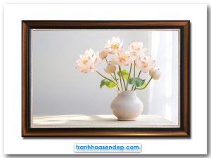 Bức tranh treo tường bình hoa sen trắng phớt hồng đẹp đặt bên cửa sổ