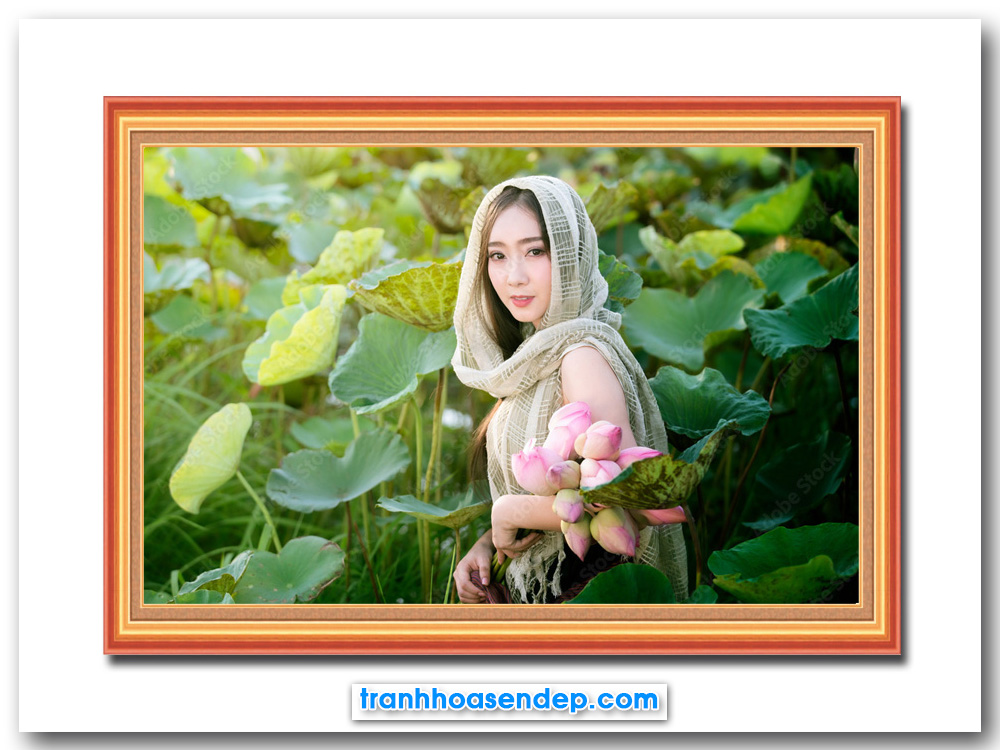Bức tranh treo tường hình ảnh người đẹp tạo dáng trong đầm hoa sen