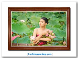 Tranh treo tường cô gái trên thuyền giữa đầm hoa sen đẹp